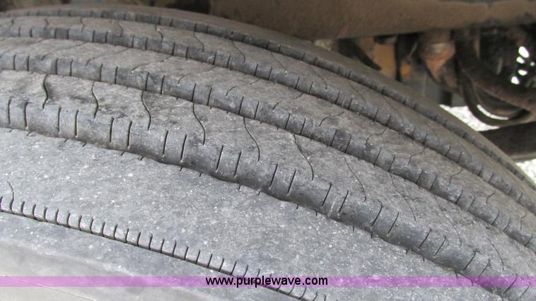 image for item G9282 1999 Peterbilt 377 semi truck