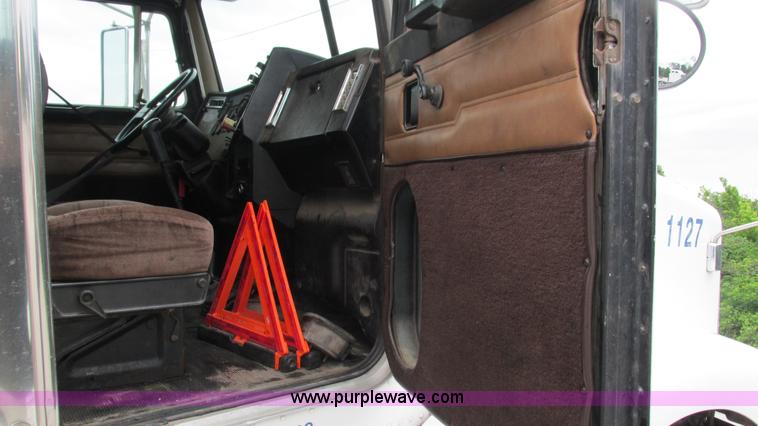 image for item G9282 1999 Peterbilt 377 semi truck