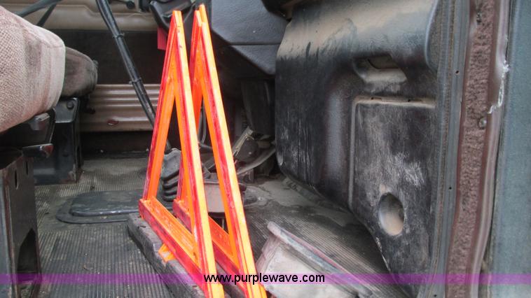 image for item G9282 1999 Peterbilt 377 semi truck