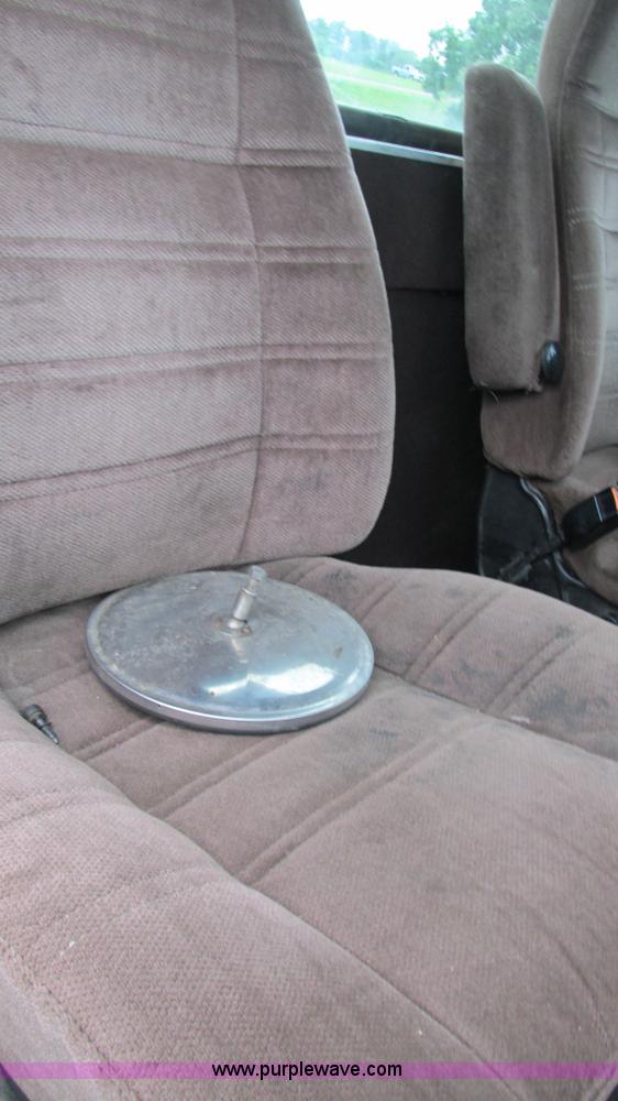 image for item G9282 1999 Peterbilt 377 semi truck