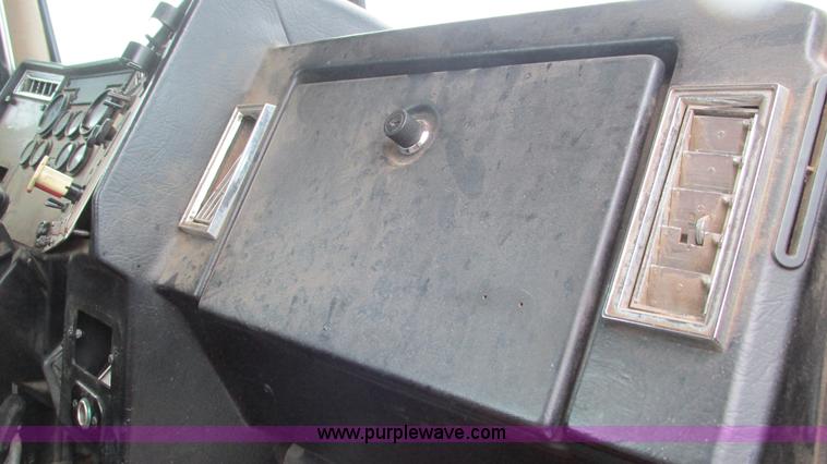 image for item G9282 1999 Peterbilt 377 semi truck