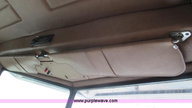 image for item G9282 1999 Peterbilt 377 semi truck