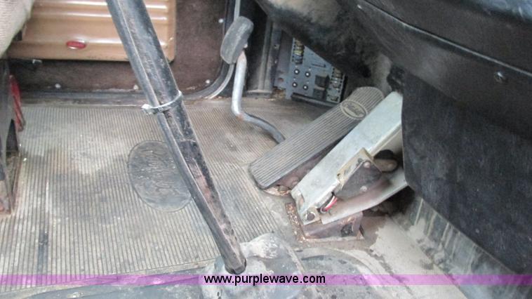 image for item G9282 1999 Peterbilt 377 semi truck