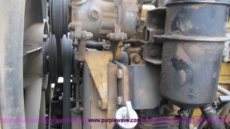 image for item G9282 1999 Peterbilt 377 semi truck