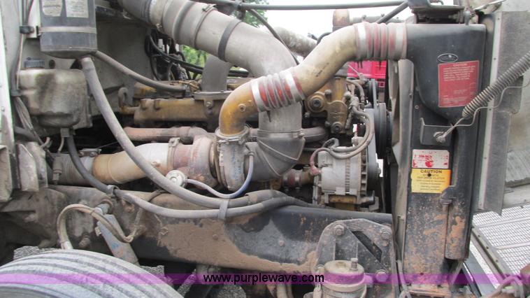 image for item G9282 1999 Peterbilt 377 semi truck