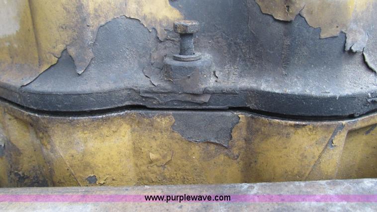 image for item G9282 1999 Peterbilt 377 semi truck