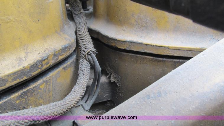 image for item G9282 1999 Peterbilt 377 semi truck