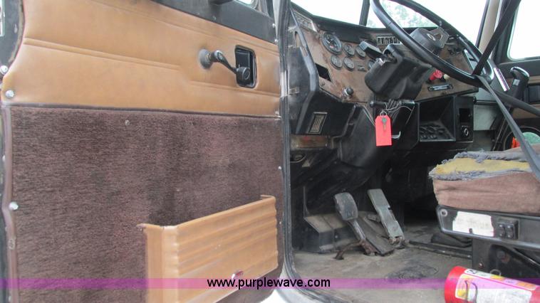 image for item G9282 1999 Peterbilt 377 semi truck