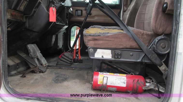 image for item G9282 1999 Peterbilt 377 semi truck