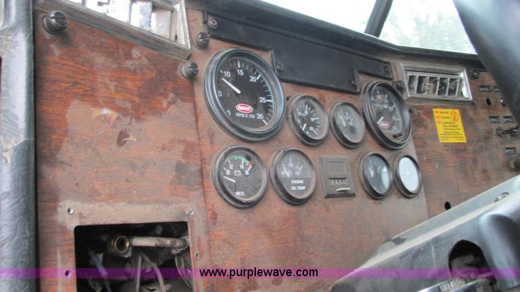 image for item G9282 1999 Peterbilt 377 semi truck