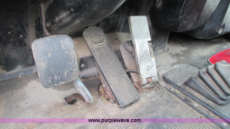 image for item G9282 1999 Peterbilt 377 semi truck