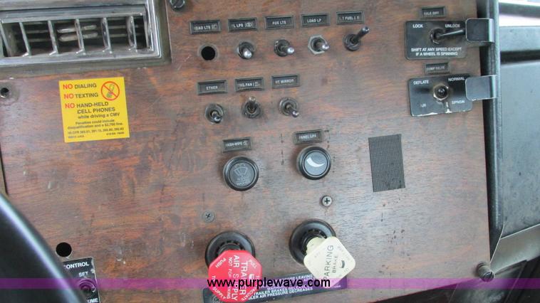 image for item G9282 1999 Peterbilt 377 semi truck