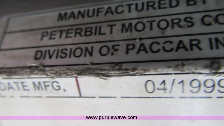 image for item G9282 1999 Peterbilt 377 semi truck