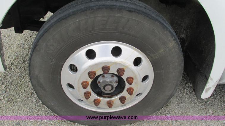 image for item G9283 2007 International 9400i semi truck