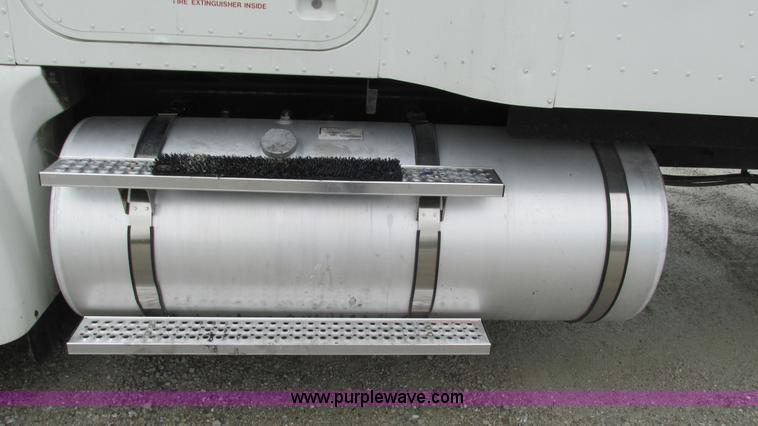 image for item G9283 2007 International 9400i semi truck