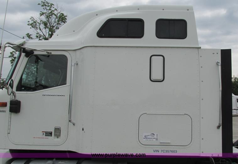 image for item G9283 2007 International 9400i semi truck