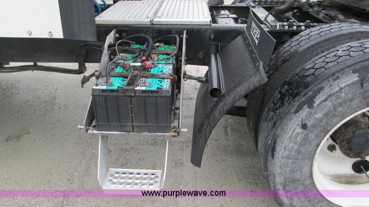 image for item G9283 2007 International 9400i semi truck