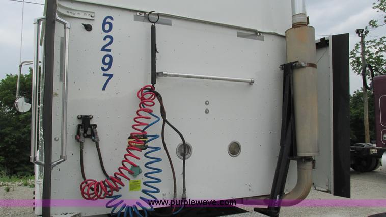 image for item G9283 2007 International 9400i semi truck