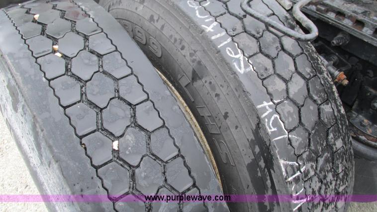 image for item G9283 2007 International 9400i semi truck