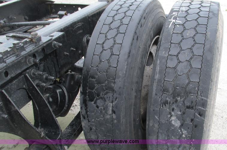 image for item G9283 2007 International 9400i semi truck