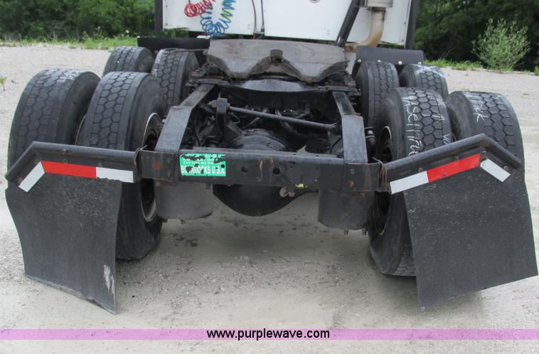 image for item G9283 2007 International 9400i semi truck