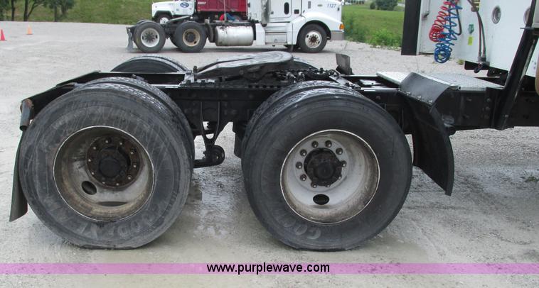 image for item G9283 2007 International 9400i semi truck