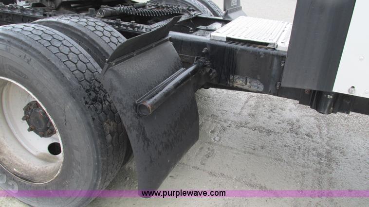 image for item G9283 2007 International 9400i semi truck