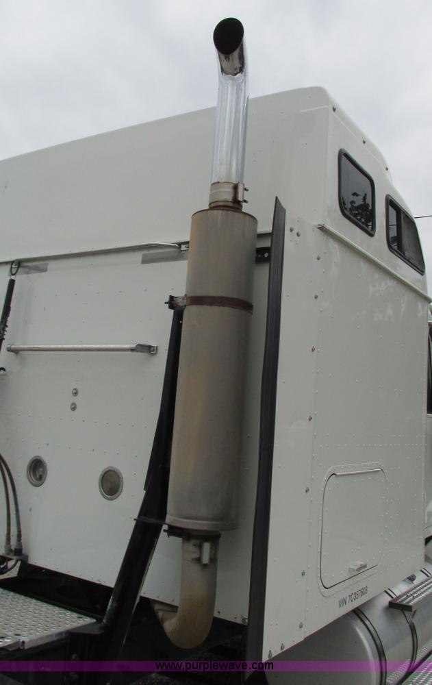 image for item G9283 2007 International 9400i semi truck