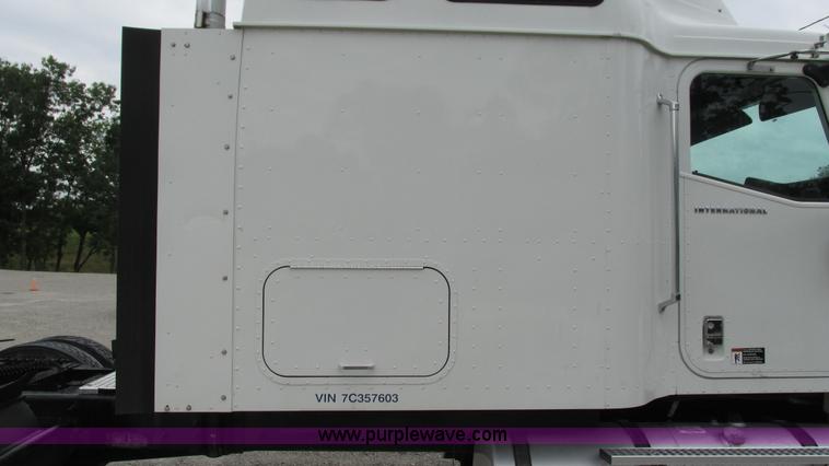 image for item G9283 2007 International 9400i semi truck