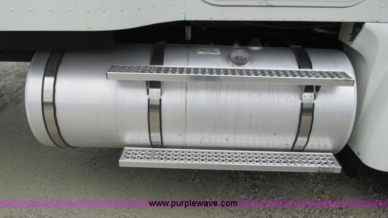 image for item G9283 2007 International 9400i semi truck