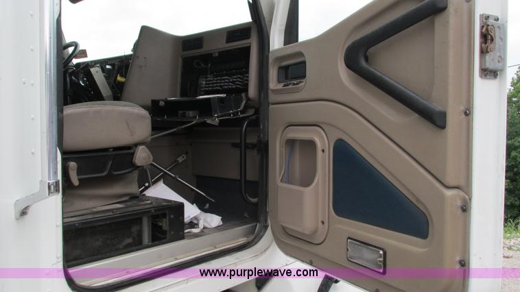 image for item G9283 2007 International 9400i semi truck