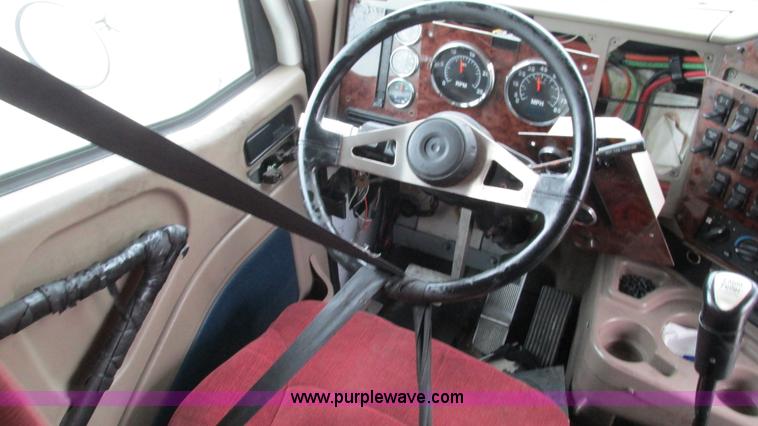 image for item G9283 2007 International 9400i semi truck