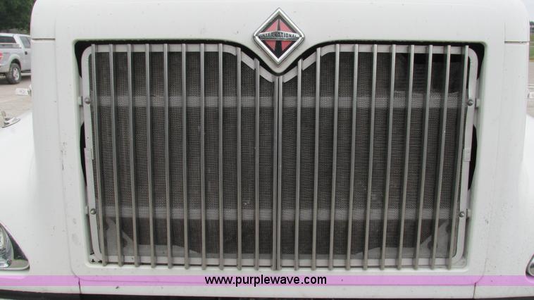 image for item G9283 2007 International 9400i semi truck