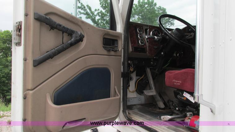 image for item G9283 2007 International 9400i semi truck