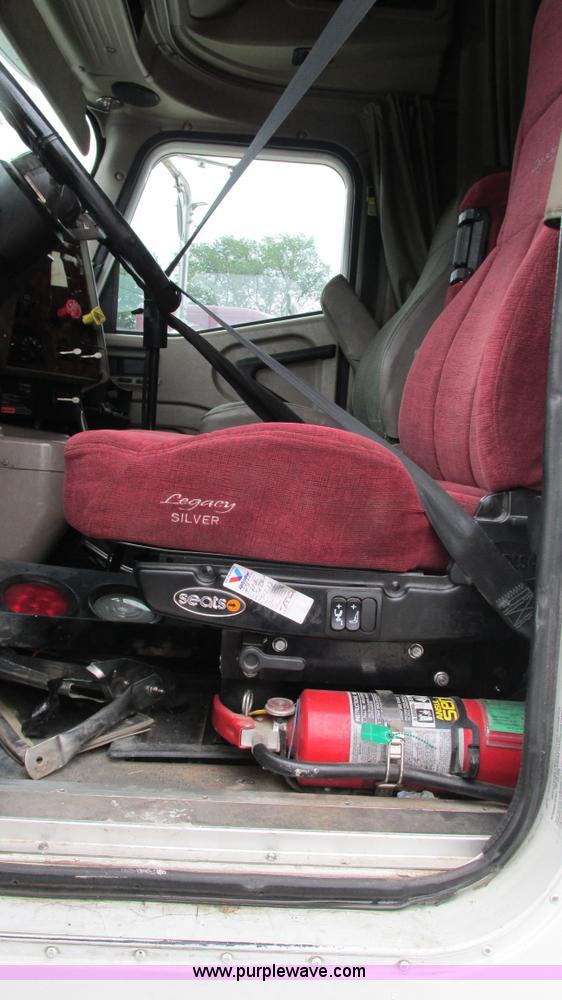 image for item G9283 2007 International 9400i semi truck