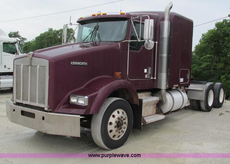 image for item G9284 1998 Kenworth T800 semi truck