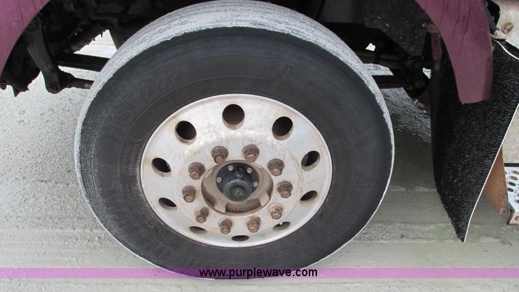 image for item G9284 1998 Kenworth T800 semi truck