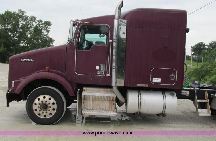 image for item G9284 1998 Kenworth T800 semi truck