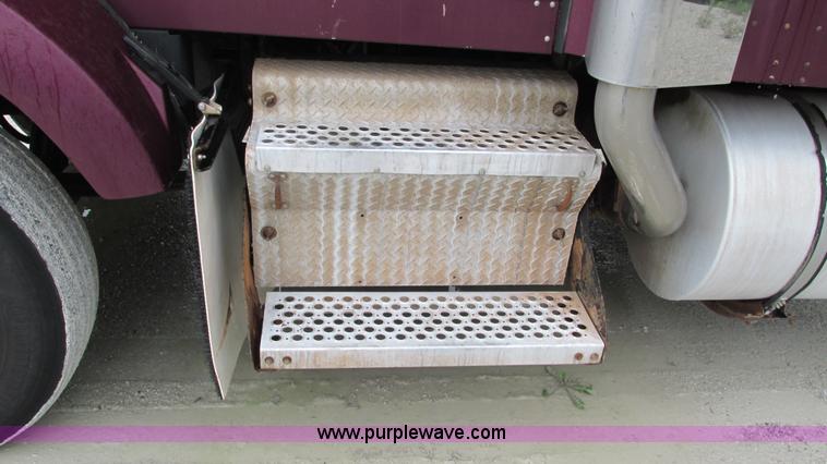 image for item G9284 1998 Kenworth T800 semi truck