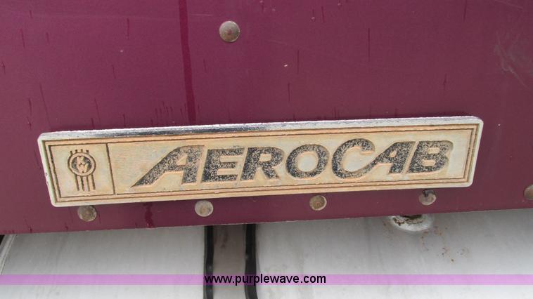 image for item G9284 1998 Kenworth T800 semi truck