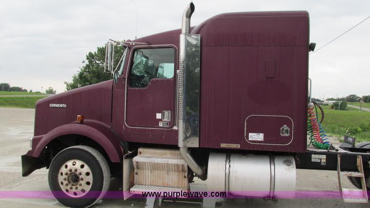 image for item G9284 1998 Kenworth T800 semi truck