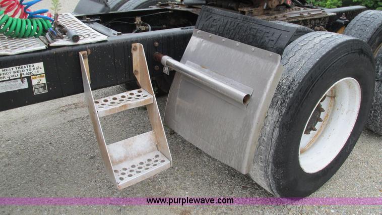 image for item G9284 1998 Kenworth T800 semi truck