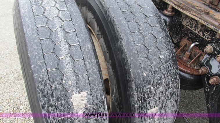 image for item G9284 1998 Kenworth T800 semi truck