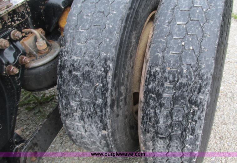 image for item G9284 1998 Kenworth T800 semi truck