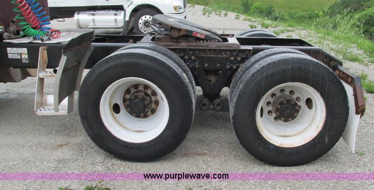 image for item G9284 1998 Kenworth T800 semi truck