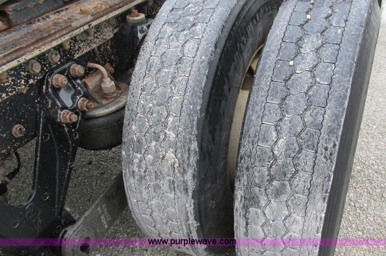 image for item G9284 1998 Kenworth T800 semi truck