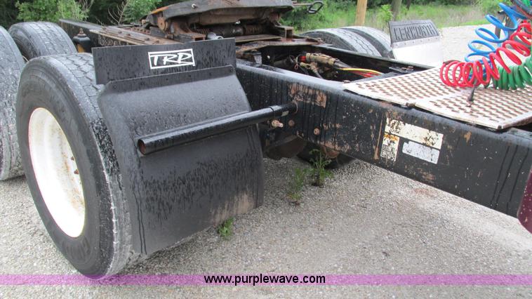 image for item G9284 1998 Kenworth T800 semi truck