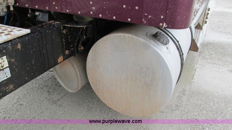 image for item G9284 1998 Kenworth T800 semi truck