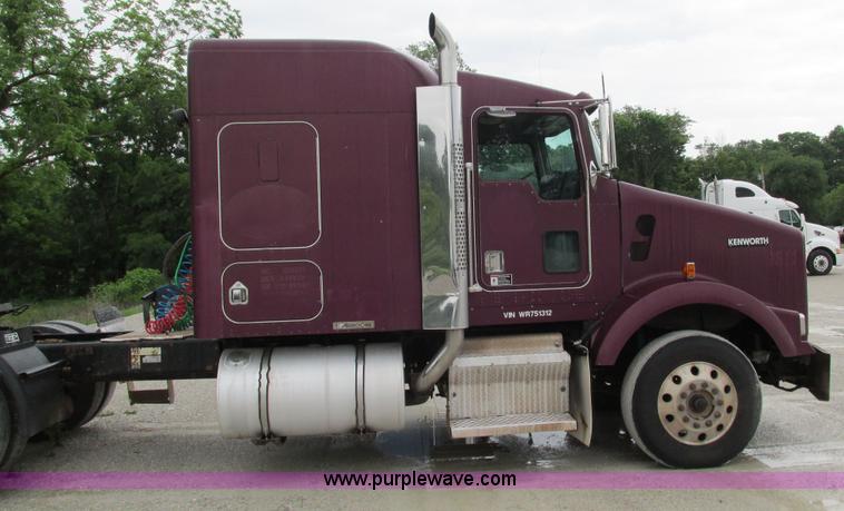 image for item G9284 1998 Kenworth T800 semi truck