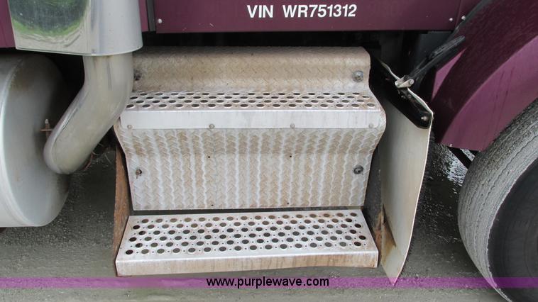 image for item G9284 1998 Kenworth T800 semi truck